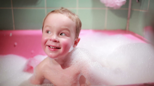 2岁男孩洗浴时用泡沫慢动作视频