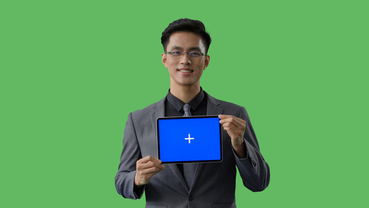 4k绿幕蓝幕合成商务男性展示平板电脑视频