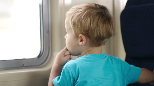 小男孩和他母亲在火车上视频