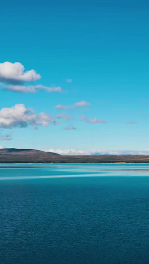 蓝色的湖蓝天白云延时湖延时12秒视频