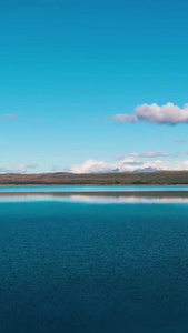 蓝色的湖蓝天白云延时水资源视频