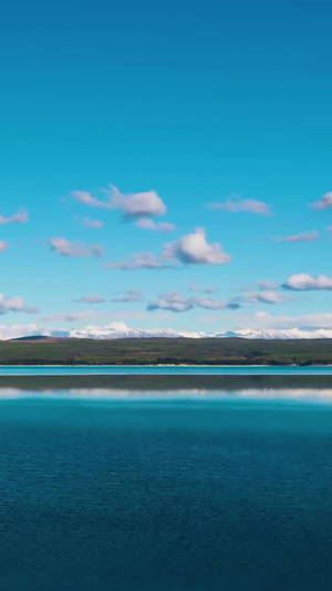 蓝色的湖蓝天白云延时青山绿水12秒视频