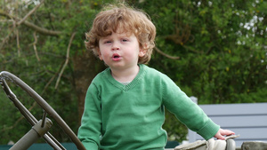 带着绿色毛衣在户外玩耍的小男孩18秒视频