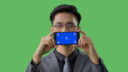 4k绿幕蓝幕合成展示手机的商务男性视频