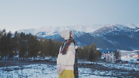 4K升格新疆阿勒泰贾登峪的雪景与少女视频