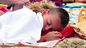 夏日沙滩上被妈妈逗笑的英俊昏昏欲睡的男孩15秒视频