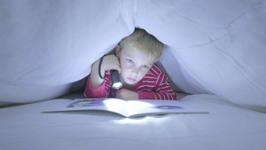 男孩在被子里用手电筒看书9秒视频
