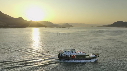 渔船在海上 波光粼粼 黄昏夕阳 山川余晖视频