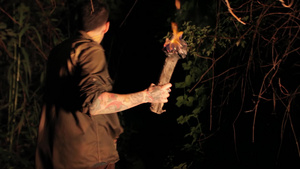 晚上男孩在树林里手拿着火炬318秒视频