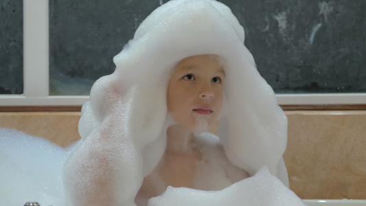 洗澡时和泡泡一起玩孩子的乐趣视频