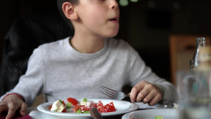 英俊的男孩吃新鲜蔬菜沙拉番茄辣椒洋葱21秒视频