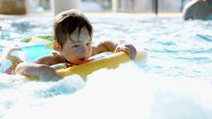 小男孩用橡皮环在游泳池游泳11秒视频