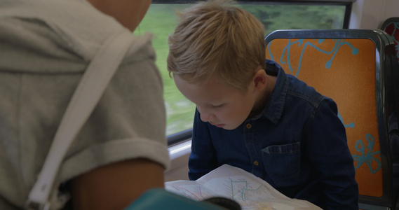 男孩妈妈看着火车上的地图视频