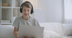 小男孩正在使用笔记本电脑16秒视频