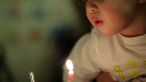吹灭蜡烛的小男孩20秒视频