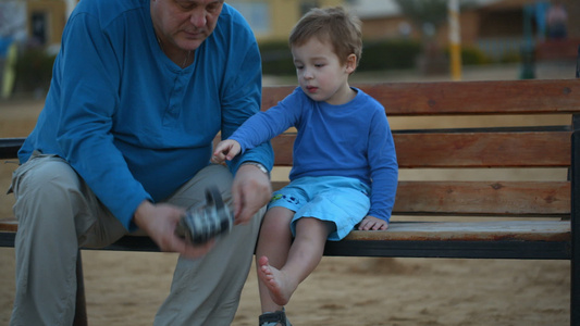 小男孩和他外祖父视频