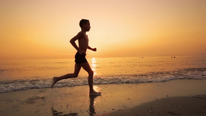 日落时暑假在沙滩上奔跑慢动作22秒视频