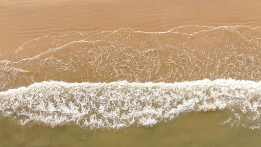 4K俯拍夏日海边海浪沙滩唯美风景视频