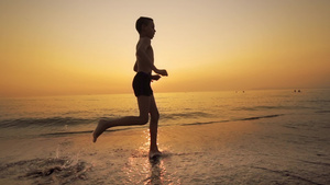 日落时在海浪中奔跑的男孩11秒视频