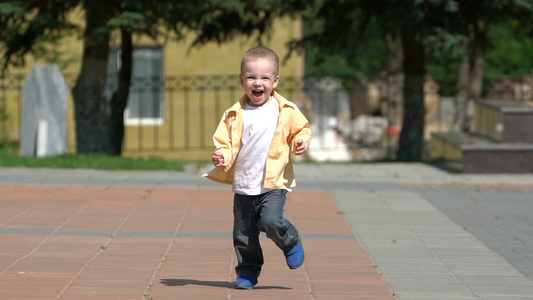 小男孩在公园里跑来跑去视频