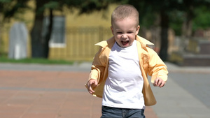 小男孩在公园里跑来跑去9秒视频