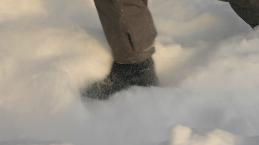 少年男孩走来走去坠入雪中视频