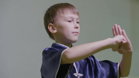 少年男孩在武术中握着拳头向武士表示传统的问候视频