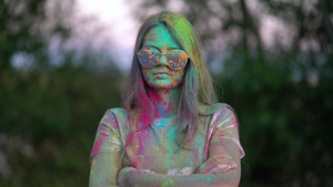 女性站在霍利节被涂上彩色粉末的肖像15秒视频