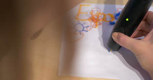 妇女用3D笔在纸上画画27秒视频