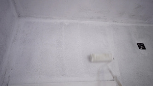 高级男子用滚筒在平地上画内墙房屋翻新或重新装修概念12秒视频
