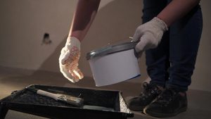 建筑工地水桶加灌油漆15秒视频