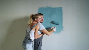闺蜜在油漆刷墙12秒视频