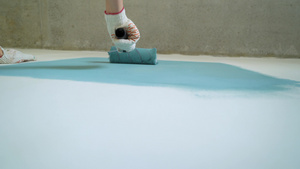 两名女工在公寓中用油漆粉刷墙壁9秒视频