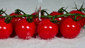 用水洗西红柿20秒视频