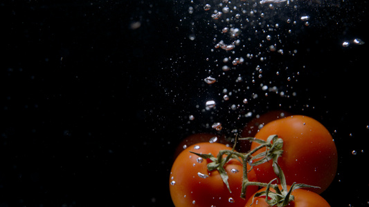 一堆西红柿掉进水下视频
