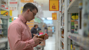 年轻人在商店或超市选择番茄酱16秒视频