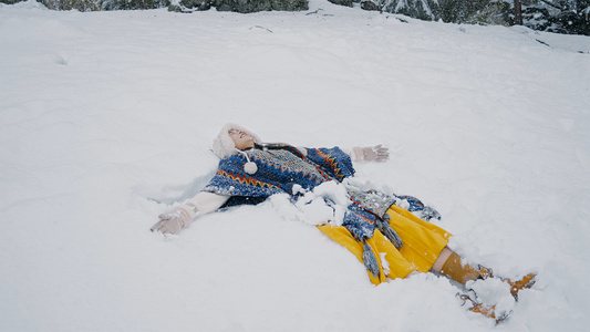 4K升格躺在地上玩雪的少女视频