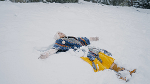 4K升格躺在地上玩雪的少女11秒视频
