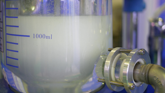 玻璃试管烧瓶中的液体试剂医学制药实验室设备或视频