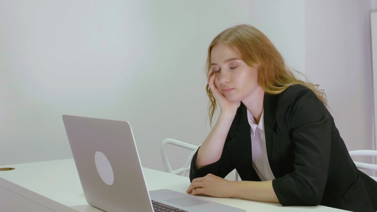 睡在工作场所用笔记本电脑的已累累的金发女商人视频
