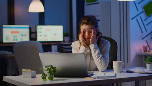工作加班时头痛精神紧张的女商业妇女超时工作视频
