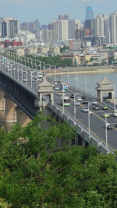 航拍长江桥梁道路上川流不息的交通汽车车流素材桥梁素材视频