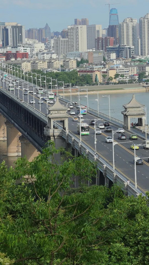 航拍长江桥梁道路上川流不息的交通汽车车流素材桥梁素材57秒视频