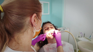 女性牙医在治疗女孩牙齿23秒视频
