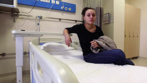 在医院床上等待临床威胁后出院的美容少女19秒视频