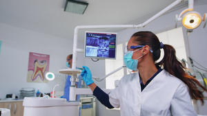 医生在牙科检查前测量女性体温22秒视频