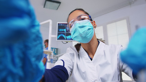 使用保护面罩持具工具看牙医的病人观点23秒视频