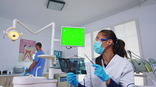 第一视角病人用模拟屏幕显示单位监测器的牙医医生视频