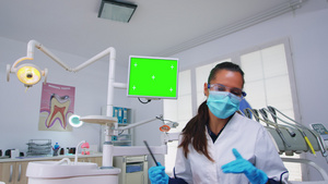 使用绿屏显示器解释问题的牙科病人第一视角copofpatient23秒视频