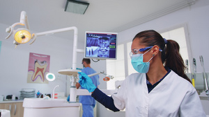病人在看牙医要求牙科X光检查时23秒视频